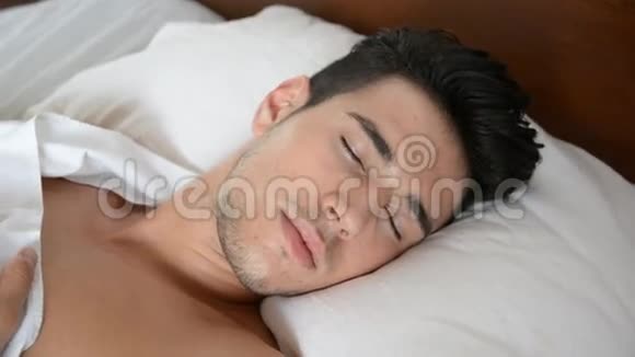 一个男人独自躺在床上视频的预览图