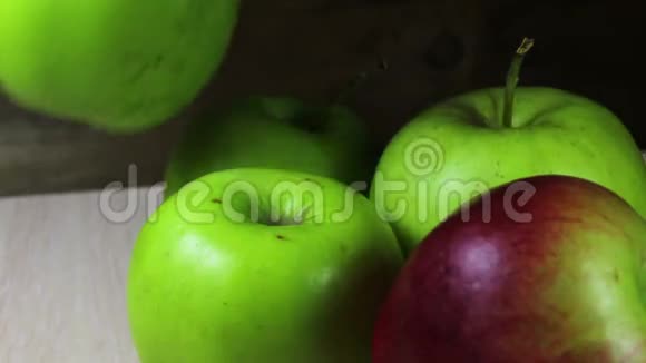 成熟多汁的青苹果视频的预览图