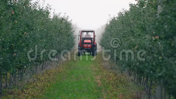 苹果树用拖拉机喷洒视频的预览图