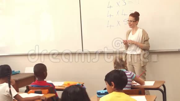 小学生在黑板上听老师讲课视频的预览图