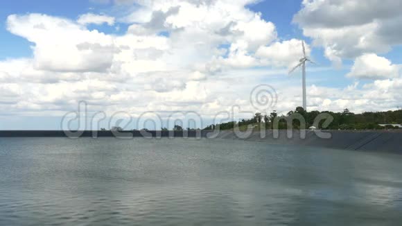 泰国美丽的风力涡轮机发电具有蓝天背景视频的预览图