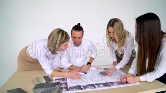 在办公室工作的建筑师团队视频的预览图