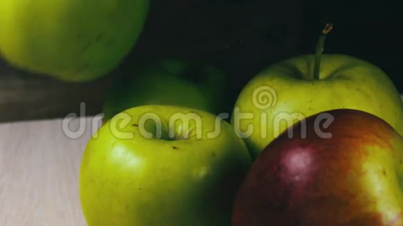 成熟多汁的青苹果视频的预览图