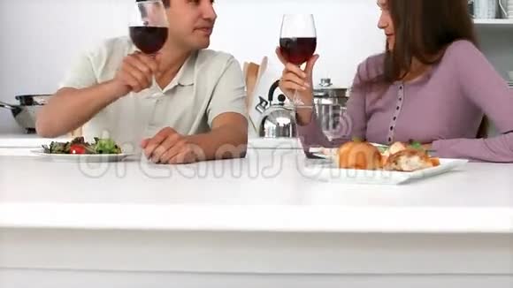 一对夫妇的饭视频的预览图