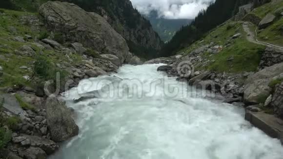 在瑞士国家公园观看高山河流景观视频的预览图