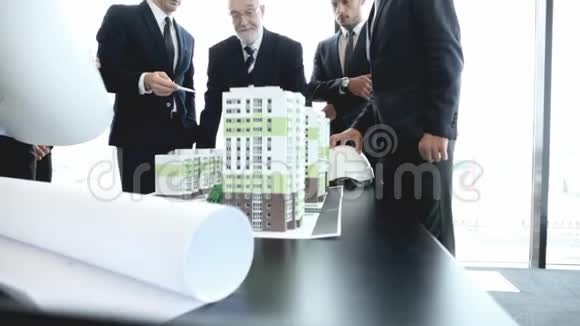 建筑师和投资者的商务会议视频的预览图