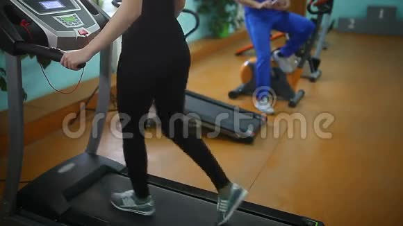 健身房里的女孩视频的预览图