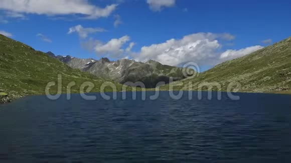 瑞士阿尔卑斯山脉的山峰和湖泊的时间间隔视图视频的预览图