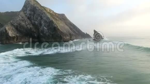 普拉亚达阿德拉加在葡萄牙海岸的景色视频的预览图