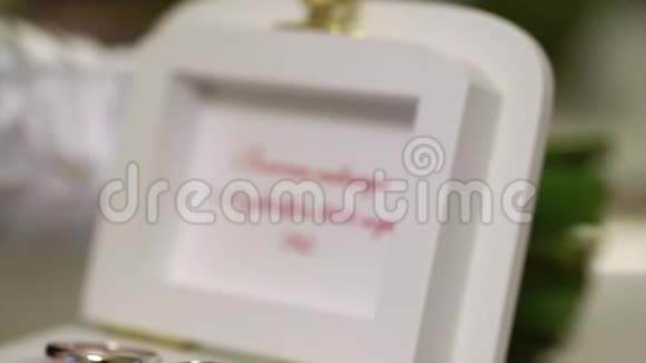 带白色盒子的结婚戒指视频的预览图