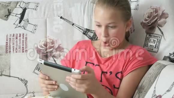 躺在床上看数字平板电脑的孩子视频的预览图
