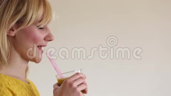 女人喝冰沙的特征视频的预览图
