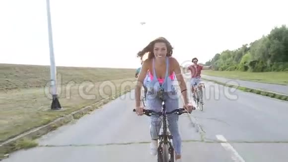 美丽的女人在和朋友一起骑车时送吻视频的预览图
