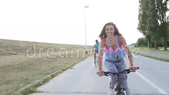 美丽的女人在和朋友一起骑车时送吻视频的预览图