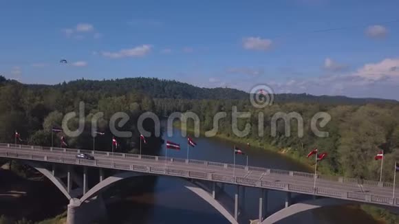 空中锡古尔达景观与Turaides城堡视频的预览图