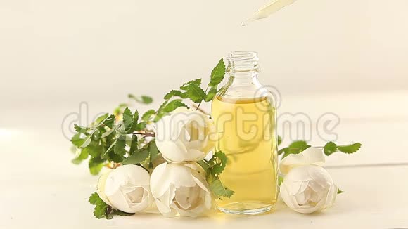 玻璃瓶白色背景玫瑰精华视频的预览图