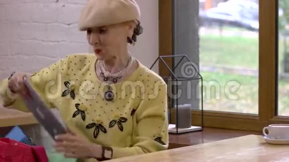 咖啡桌上的老年妇女视频的预览图