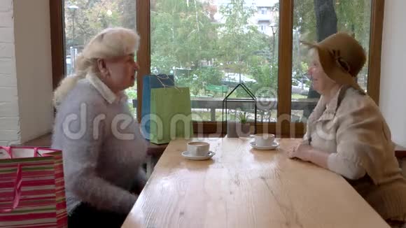 高级女士和咖啡桌视频的预览图