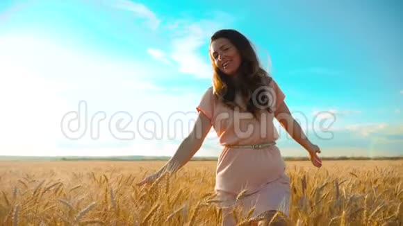 女孩正沿着麦田走大自然慢动作视频美丽的女孩生活方式白色的裙子奔跑的自然视频的预览图