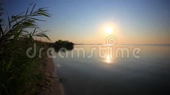 美丽的日出海上黎明早上的海景视频的预览图