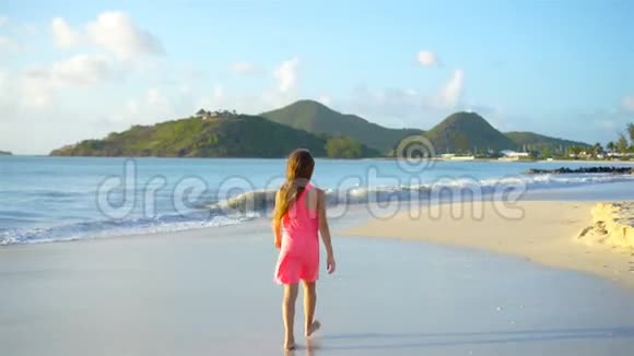 度假期间可爱的热带海滩小女孩视频的预览图