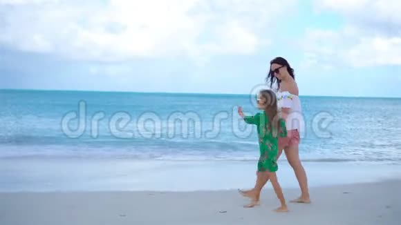 加勒比海海滩上美丽的母女视频的预览图