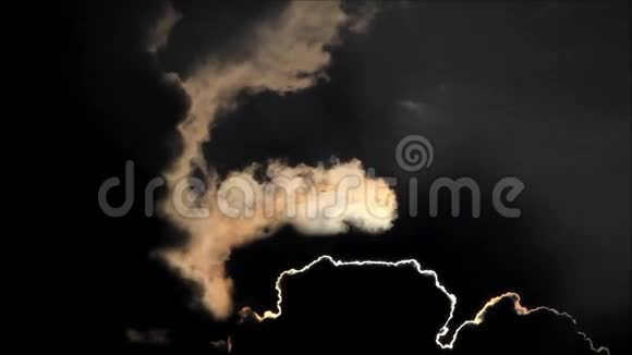 黑色背景下的乌云视频的预览图