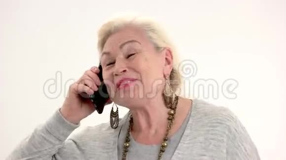 有电话的快乐高级女人视频的预览图
