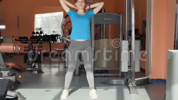 体育厅女孩在健身房训练视频的预览图