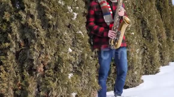 萨克斯演奏家在冬天演奏萨克斯管视频的预览图