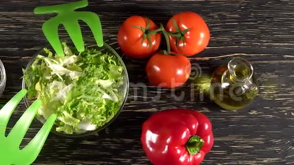 蔬菜入口菜色拉在乡村木制背景视频的预览图