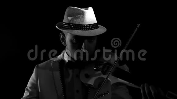 音乐家在黑色背景下演奏小提琴视频的预览图