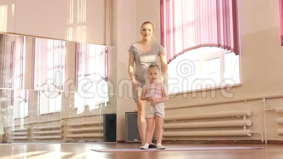 孕妇和她的第一个女儿做体操视频的预览图
