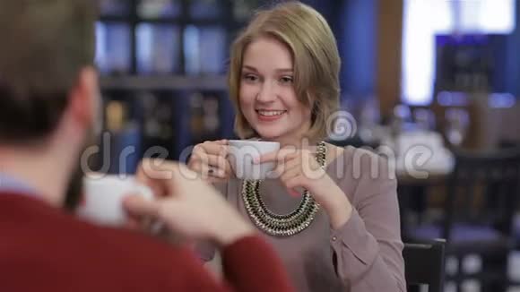 年轻夫妇坐在咖啡馆里喝咖啡视频的预览图