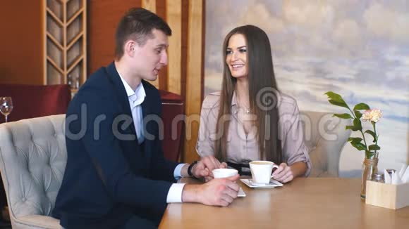 一对情侣在约会时喝咖啡视频的预览图