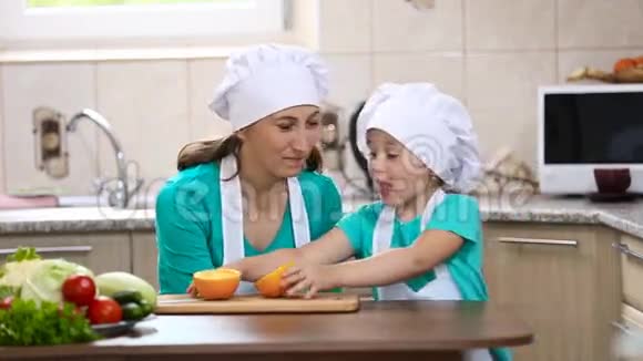 妈妈和女儿在厨房视频的预览图