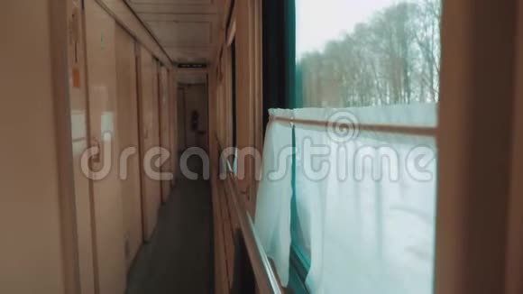铁路车厢内的内部马车概念火车旅程旅行从窗户看到美丽的景色视频的预览图
