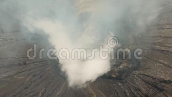 有火山口的活火山GunungBromoJawa印度尼西亚视频的预览图