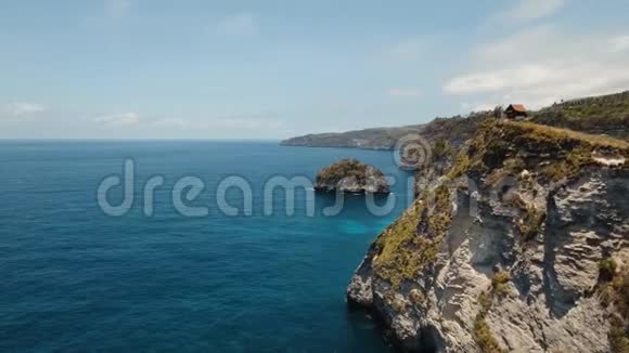 印尼巴厘岛努沙半岛的悬崖大海和海浪视频的预览图