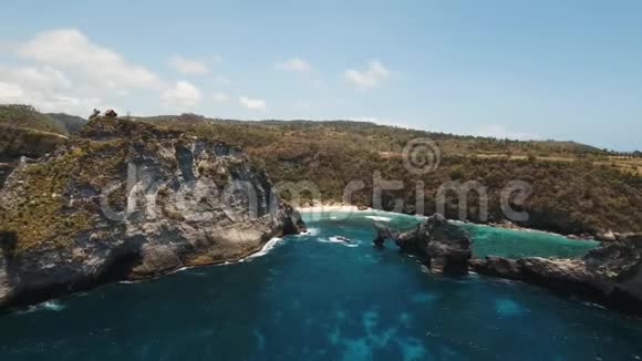 印尼巴厘岛努沙半岛的悬崖大海和海浪视频的预览图