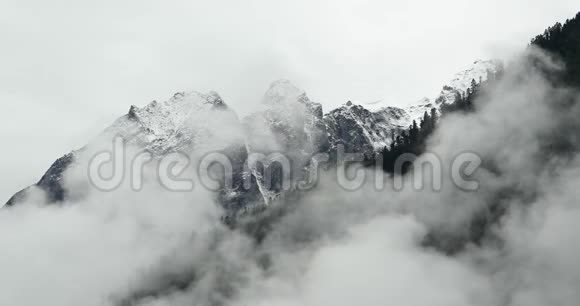 西藏积雪覆盖的群山上4k云团滚滚视频的预览图