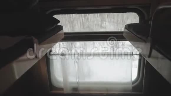 概念教练火车旅程旅行冬季俄罗斯从火车窗口观看从窗户看到美丽的生活方式视频的预览图