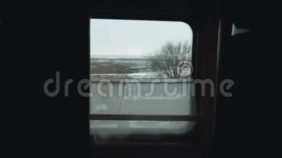 概念火车旅程旅行从火车窗口观看美丽的俄罗斯冬季生活方式视频的预览图