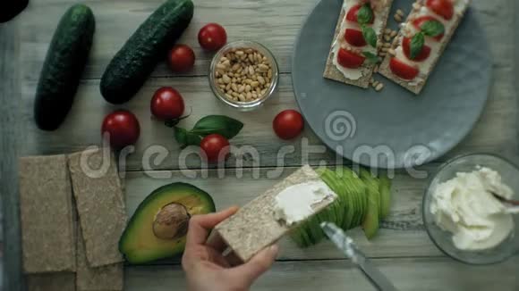 烹饪健康素食三明治视频的预览图
