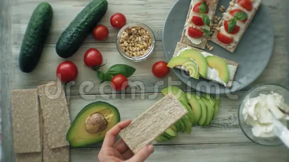 烹饪健康素食三明治视频的预览图