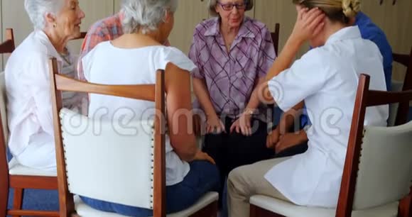 女医生与老年人互动4k视频的预览图