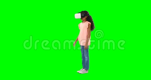 女孩使用虚拟现实耳机4k视频的预览图