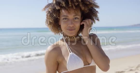 在海滩上摆姿势的女性肖像视频的预览图