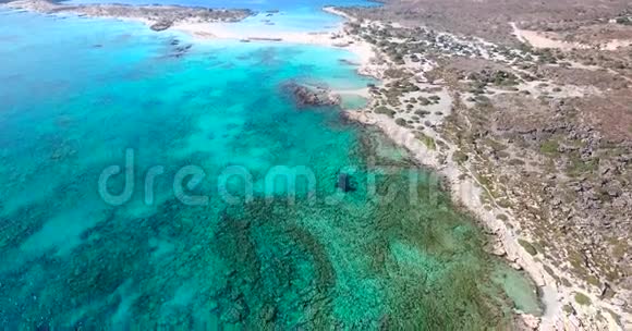 克里特岛美丽的蓝色海滩美景视频的预览图