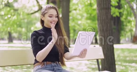 微笑的女人用平板电脑视频的预览图